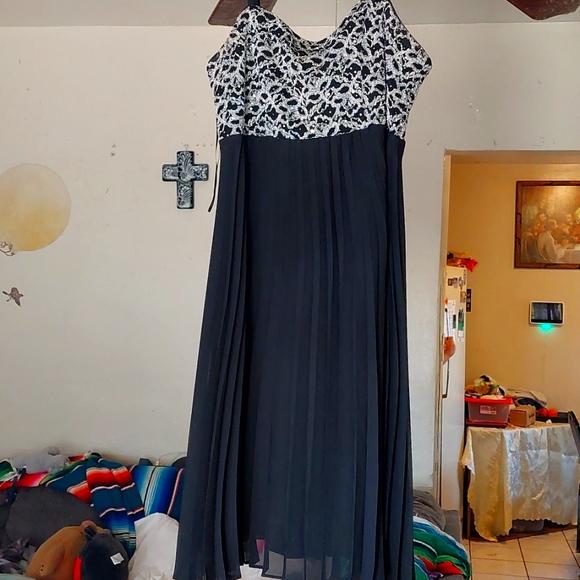 Dress - Picture 1 of 2
